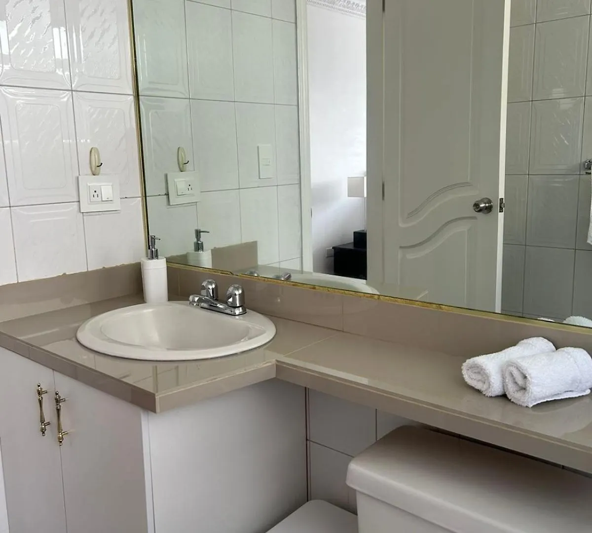 Suite Amoblada Con Aparcamiento Privado Excelente Vista Y Ubicacion! Sector La Carolina Κίτο Διαμέρισμα