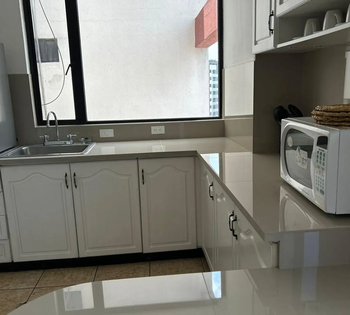 Suite Amoblada Con Aparcamiento Privado Excelente Vista Y Ubicacion! Sector La Carolina Κίτο